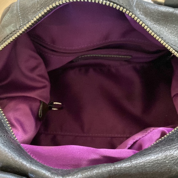 Black leather coach bag with removable top shoulder strap. - Picture 9 of 9